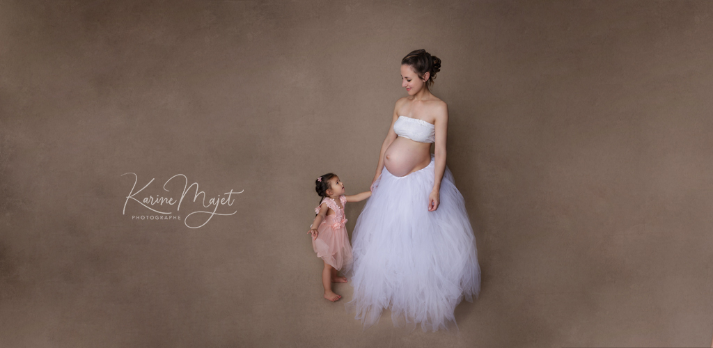 grossesse-photographe-maman-deuxieme-enfant-photo-avec-fille-bonheur-large
