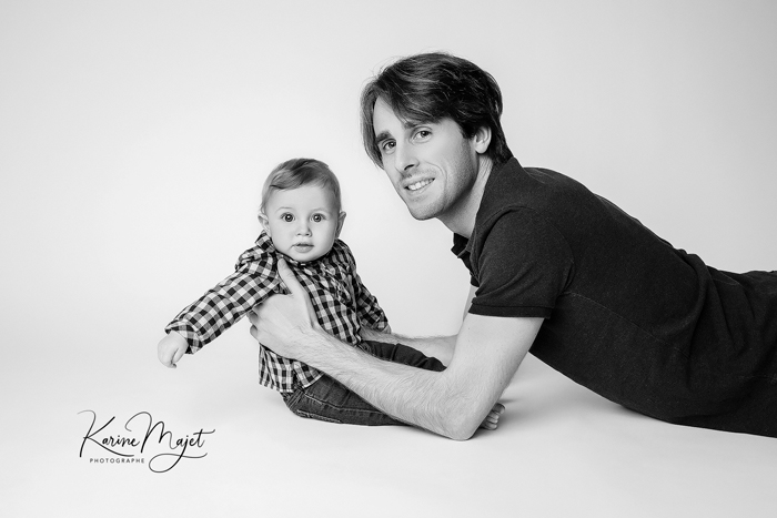 photographie d'un bébé avec son papa portrait à deux karine majet photographe