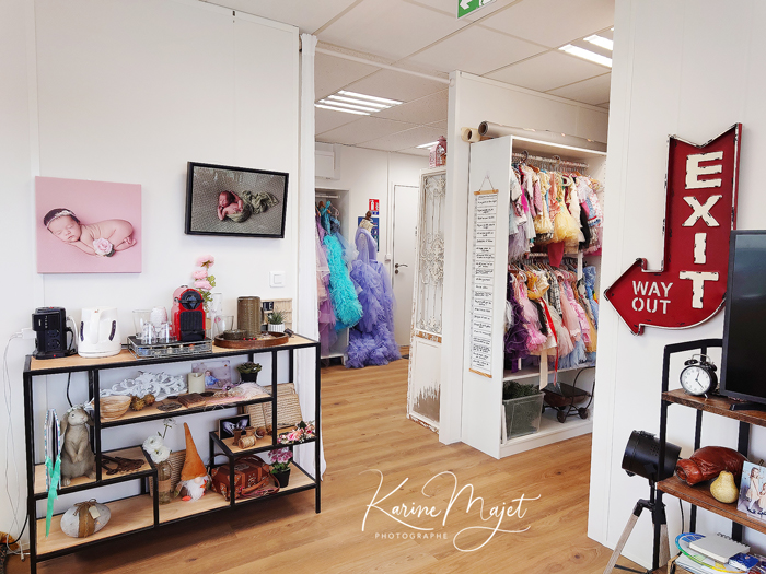 studio photo de Karine Majet photographe avec salon d'accueil, espace maquillage et dressing