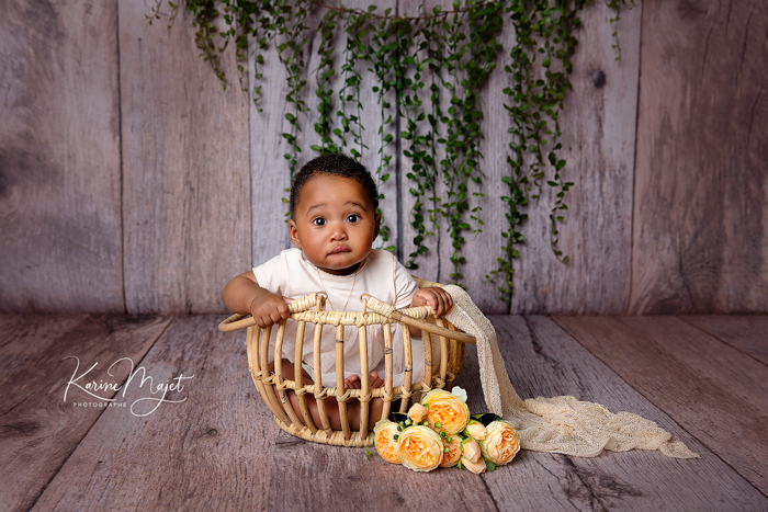idée de photo originale avec un bébé de six mois dans un panier en bambou et un décor champêtre Karine Majet