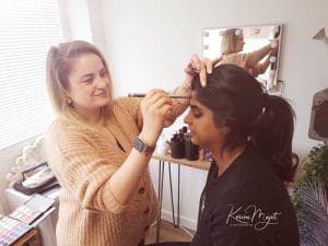 maquillage et coiffure au studio par une make-up artiste chez Karine Majet photographe