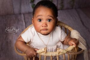 joli portrait petite fille de six mois aux grands yeux noirs Karine Majet