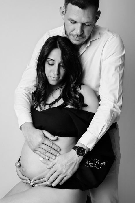 photographie couple spécial shooting de grossesse moment de tendresse Karine Majet