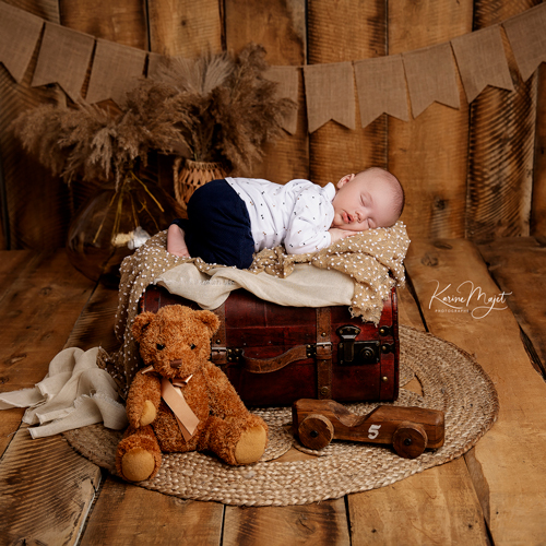 séance photo de naissance avec valise en bois, ours en puche et petite voiture Karine Majet