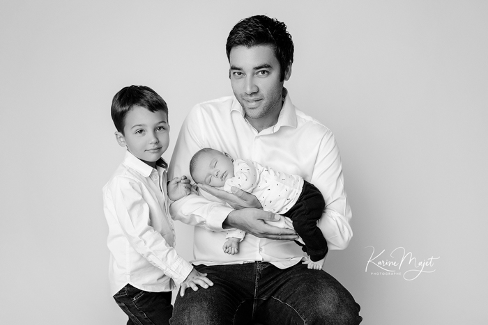 photographe naissance issy-les-moulineaux papa avec ses deux fils karine majet