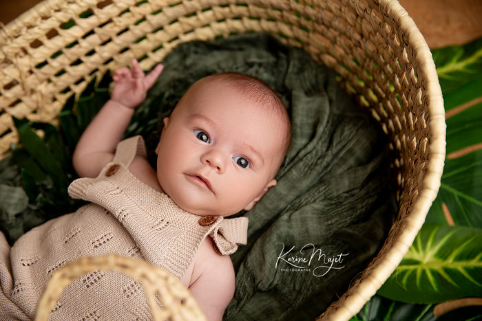 photographe naissance issy-les-moulineaux portrait bébé dans un panier en bambou Karine Majet