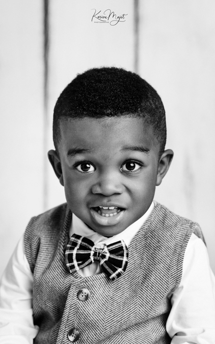 shooting photo anniversaire portrait d'un garçon de deux ans avec noeud papillon Karine Majet photographe