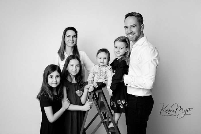 séance photo en famille à Garches avec grandes filles et petit frère Karine Majet photographe