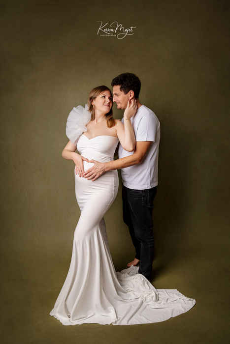 photo de grossesse en couple longue robe blanche et retouche artistique karine majet