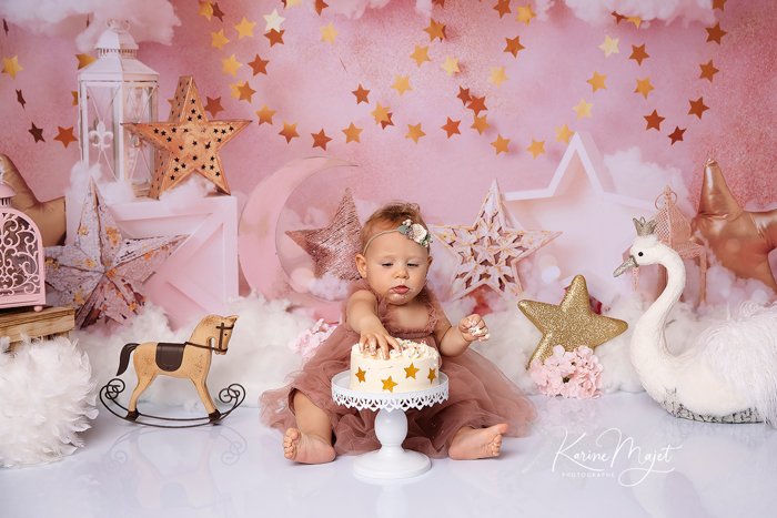 séance photo smash the cake spécial anniversaire fille un an au studio de Karine Majet photographe