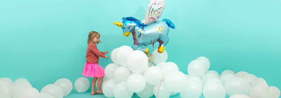 décoration pour un anniversaire avec des nuages et une licorne géante gonflable
