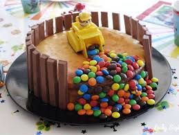 transformer un gâteau d'anniversaire au chocolat avec des smarties et des fingers