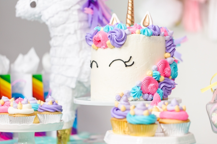 soignez la décoration avec un magnifique gâteau d'anniversaire sur le thème licorne