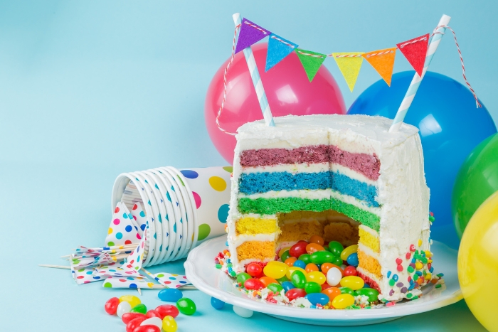 super gâteau d'anniversaire enfant rainbow cake avec des smarties