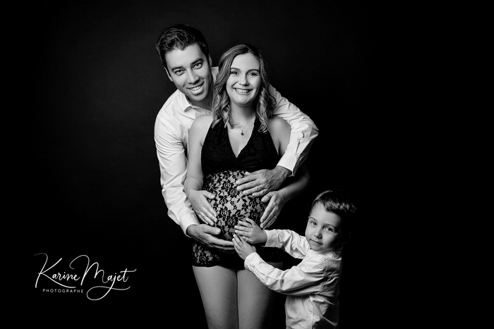 photo de maternité en famille maman portant un body noir en dentelle Karine Majet