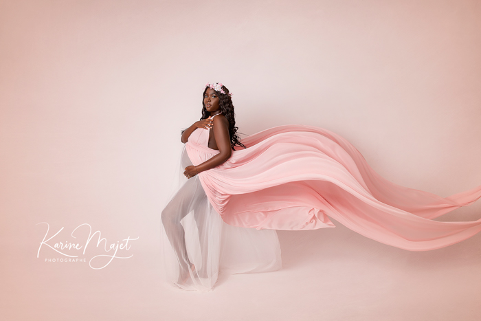 photographe grossesse à palaiseau avec prêt d'une longue robe de maternité rose glamour Karine Majet
