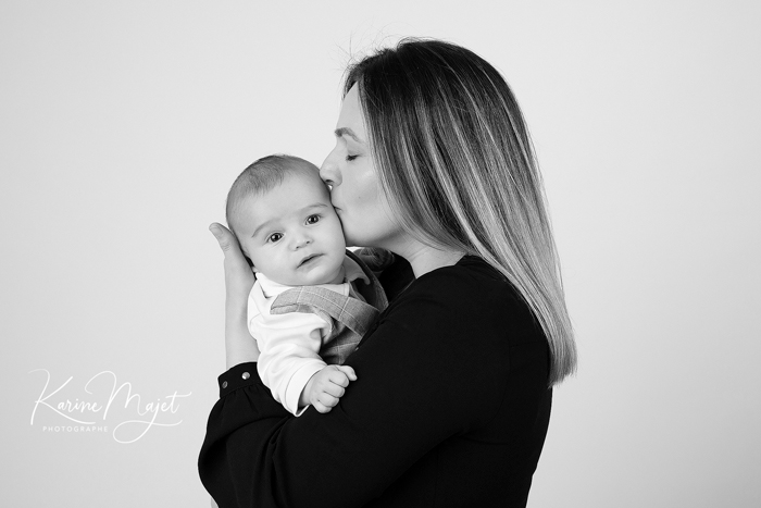 photographie maman et bébé premier portrait en famille Karine Majet photographe