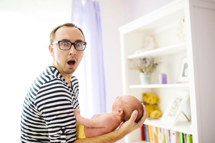 un papa est stressé car il doit gérer son nouveau-né