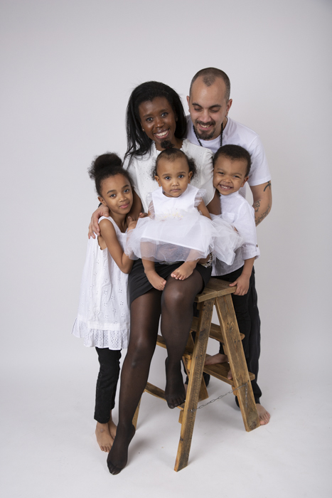 Photo de famille parents et trois enfants habillés en blanc Karine Majet