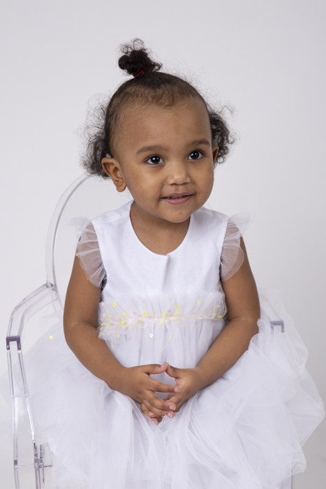 portrait d'une petite fille métisse avec une belle robe blanche Karine Majet