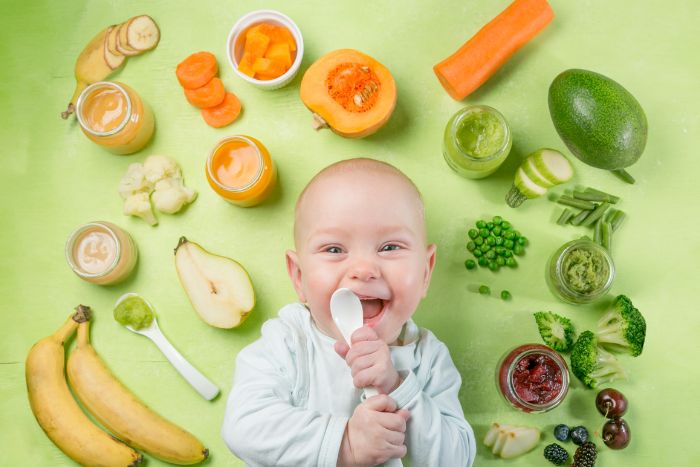 bébé s'amuse avec des légumes