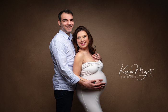 Shooting photo en couple pour un shooting grossesse avec retouche avancée faite par karine majet