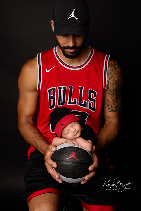 papa fan de basket avec son fils sur un ballon des Bulls karine maejt