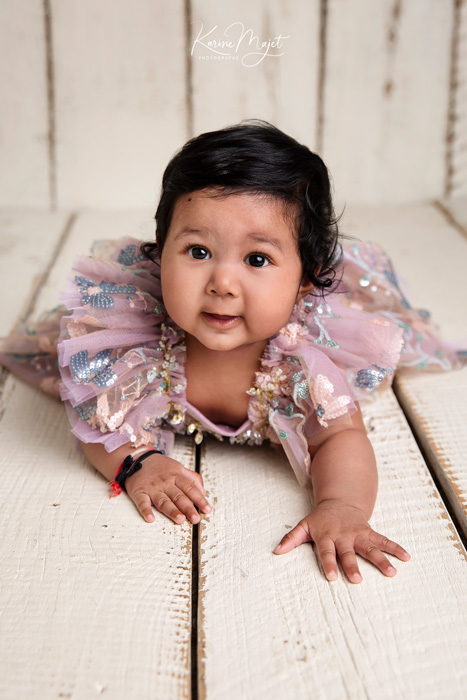 shooting bébé avec une belle robe mauve karine majet