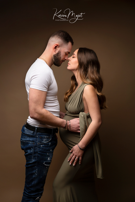 shooting grossesse en couple maman avec longue robe vert olive de profil karine majet