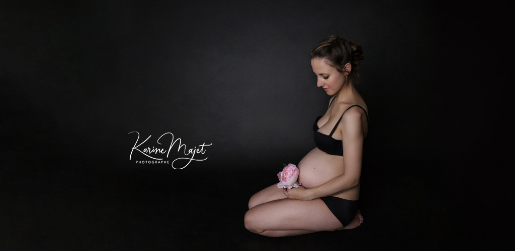 grossesse-photographe-femme-enceinte-fleur-profil-ventre-rond-photo-artistique-large