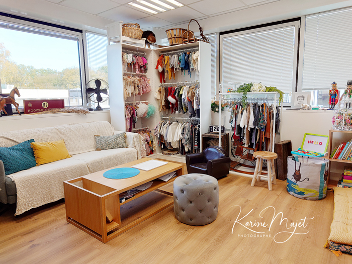 bienvenue au studio photo de karine majet photographe avec un salon d'accueil pour les familles