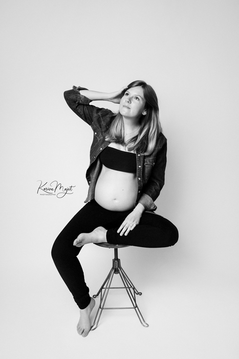 photo de grossesse future maman assise sur un tabouret meilleure adresse sur Paris IDF karine majet