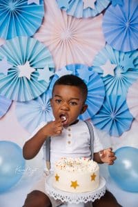 fêter l'anniversaire deux ans avec un délicieux gâteau d'anniversaire