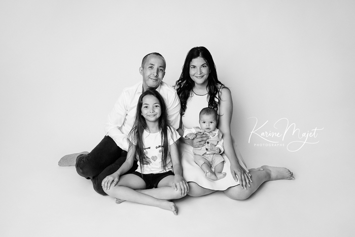 seance photo famille orsay en studio avec les parents et enfants Karine Majet