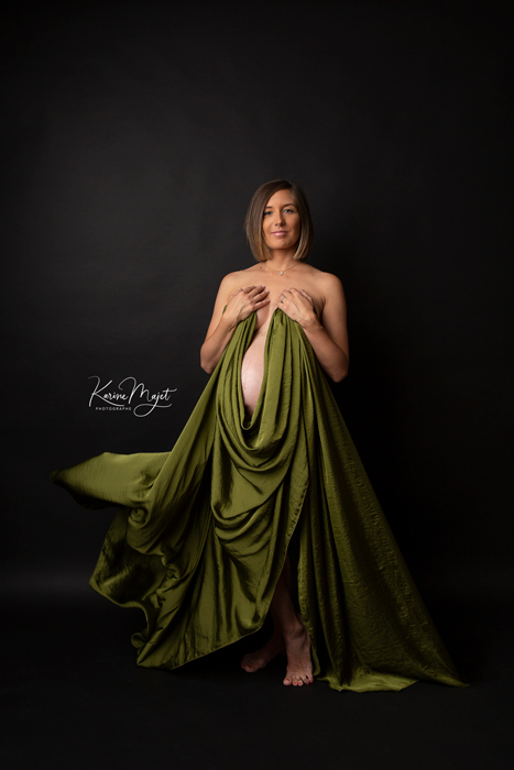 voile vert olive pour une séance photo de grossesse prêté par Karine Majet photographe