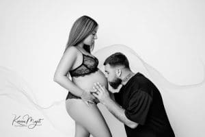 shooting grossesse 91 photo culte en couple papa fait un bisou sur le ventre karine majet