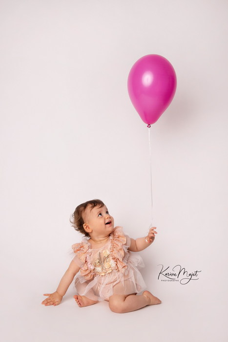 shooting spécial anniversaire avec une petite fille s'amusant avec un ballon rose Karie Majet
