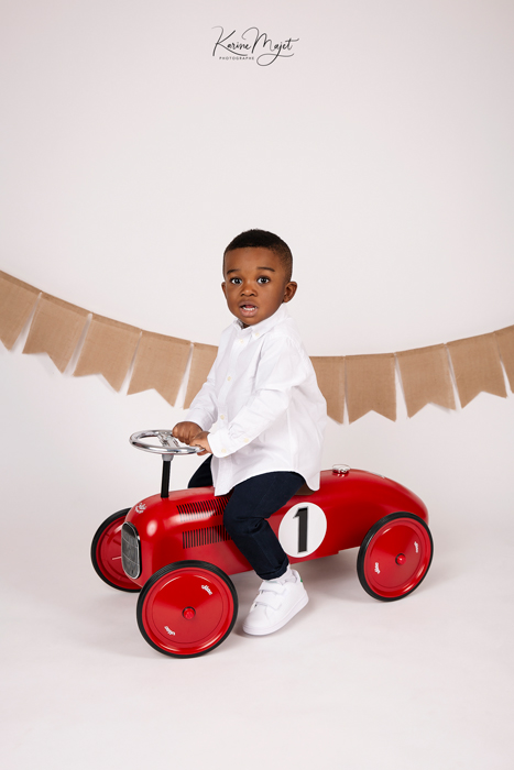 voiture de sport rouge pour un shooting anniversaire d'un garçon de deux ans Karine Majet