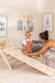 développer la motricité de votre bébé de un an avec l'arche d'escalade montessori
