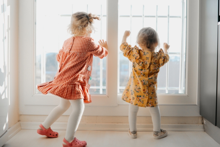 deux filles dansent dans leur maison