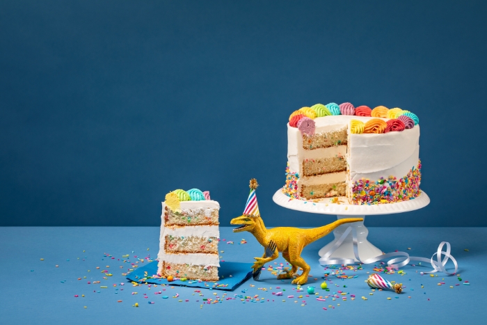 gâteau d'anniversaire rainbow cake dinosaure pour les 6 ans