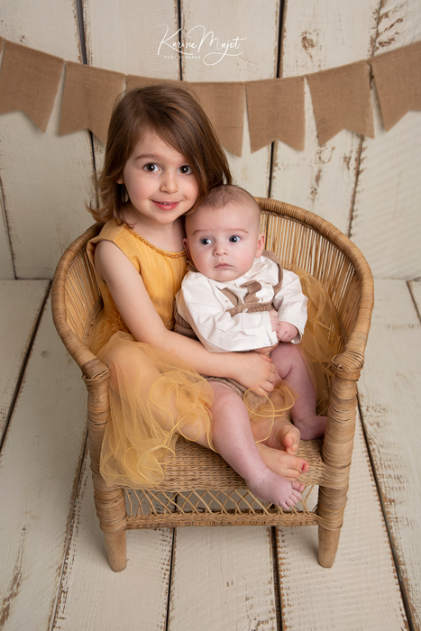 tarif séance bébé grande sœur avec son petit frère dans les bras Karine Majet