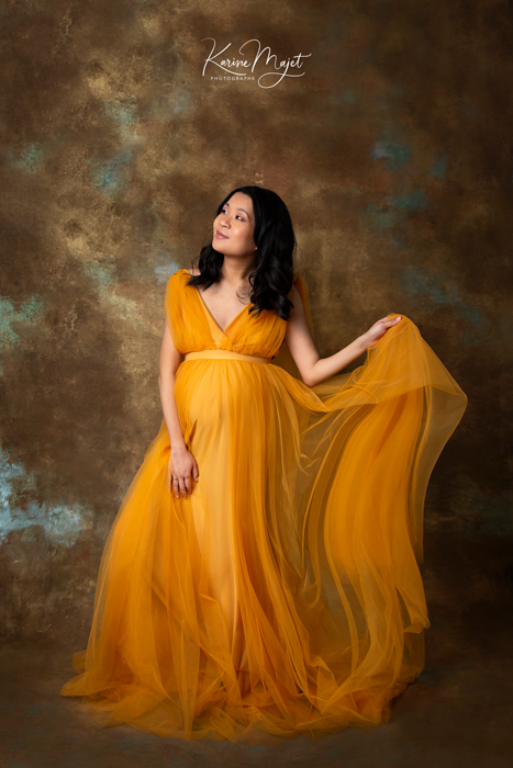 prêt de robe de grossesse jaune moutarde au studio de Karine Majet photographe