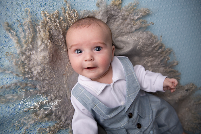 séance photo de bébé à clamart dans les hauts de seine garço en tenue bleue karine majet