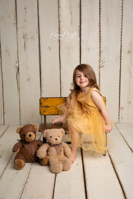 shooting enfant décor en bois avec banc vintage et ours en peluche Karine Majet