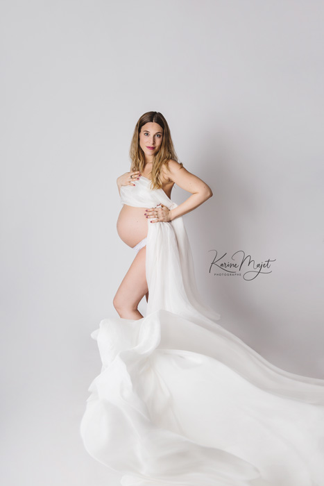 voile blanc pour un shooting grossesse en studio