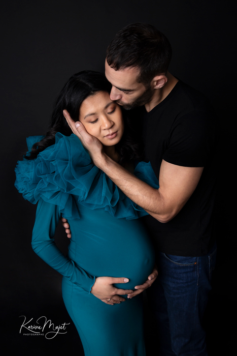 photo de grossesse en couple jolie robe bleu canard avec Karine Majet