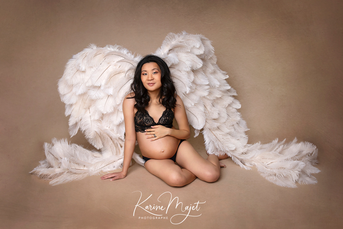 photographe de grossesse maman avec ailes d'ange prêtées par Karine Majet