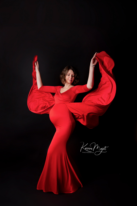 Longue robe rouge de grossesse avec un voile assorti Karine Majet