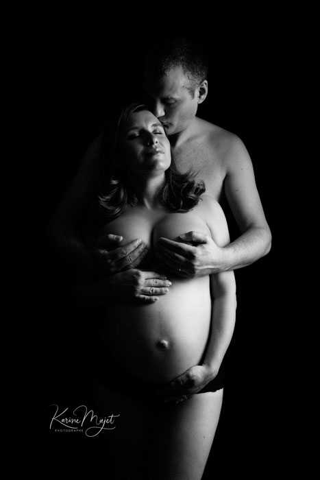 photo de studio en clair obscur femme enceinte et homme